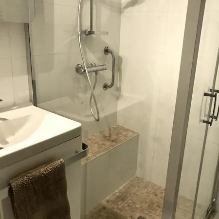 Cozy House With Free Private Parking *
